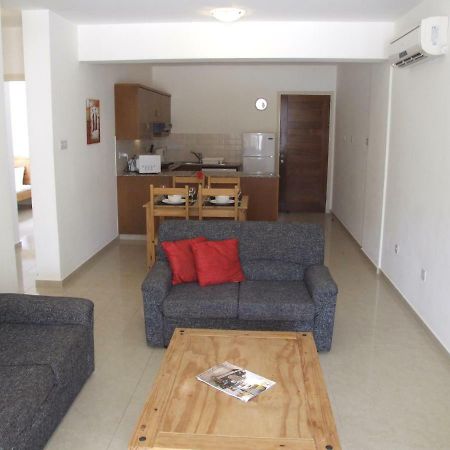 2 Bedroom Poolside Apartment E9 Peyia Luaran gambar