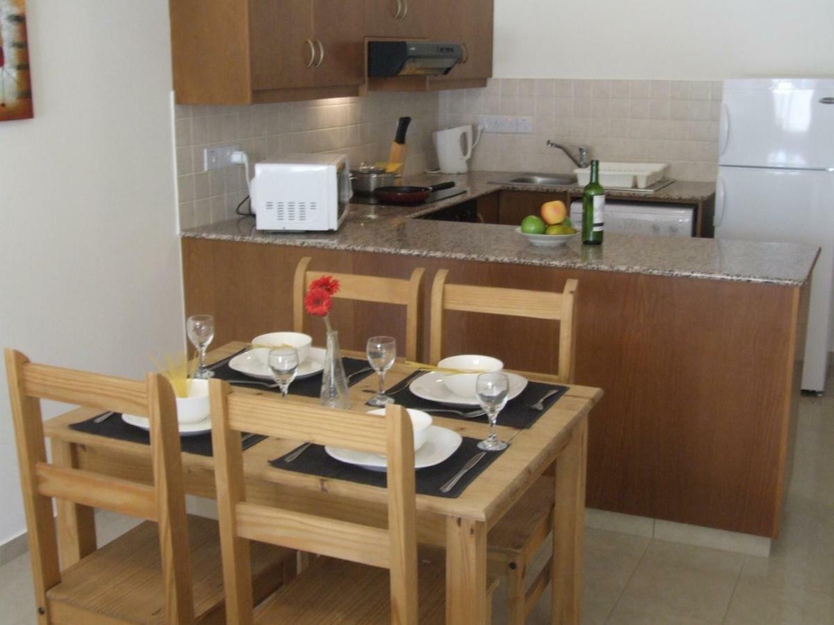 2 Bedroom Poolside Apartment E9 Peyia Luaran gambar
